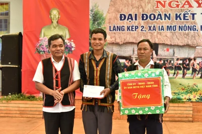 Bí thư Tỉnh ủy Gia Lai Hồ Văn Niên dự Ngày hội Đại đoàn kết toàn dân tộc với bà con làng Kép 2