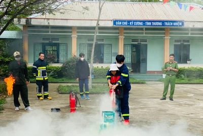 Đak Pơ: Gần 600 học sinh, giáo viên và phụ huynh thực hành kỹ năng phòng cháy chữa cháy