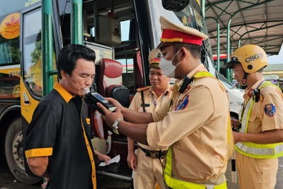 Pleiku: Kiểm tra đột xuất nồng độ cồn, test nhanh chất ma túy tại khu vực bến xe