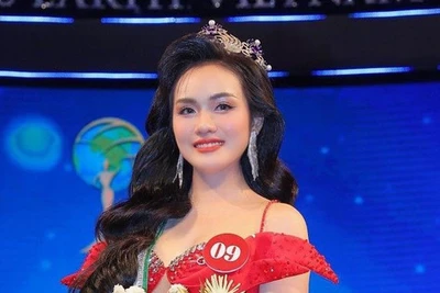 Vũ Thị Hoa đăng quang Mrs Earth Việt Nam 2024