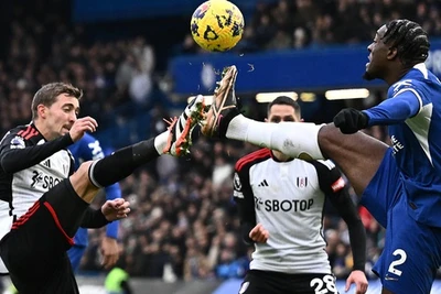 Thắng hú vía Fulham, Chelsea vươn lên Top 8 Ngoại hạng