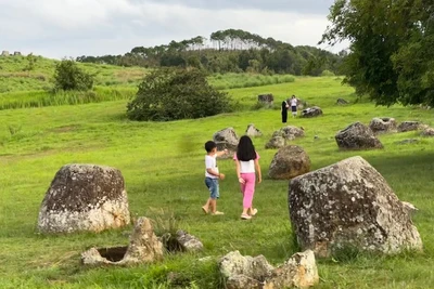 Du ký đất Lào - Bài 4: Đường về Xiengkhuang - Cánh Đồng Chum