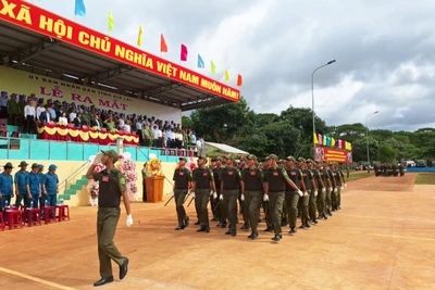 Đại diện lực lượng tham gia bảo vệ an ninh, trật tự ở cơ sở diễu binh tại lễ ra mắt