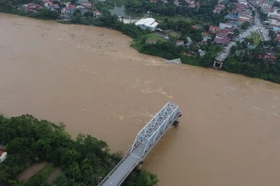 Vụ sập cầu Phong Châu: Nạn nhân kể lại giây phút thoát chết kinh hoàng