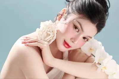 'Ngọc nữ bolero' Lily Chen khoe nhan sắc quyến rũ, lên chức bà chủ tuổi 29