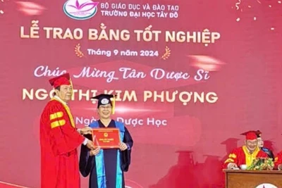 Người phụ nữ U.60 nhận bằng tốt nghiệp đại học loại giỏi toàn khóa