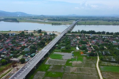 Cầu vượt sông dài nhất cao tốc Bắc - Nam trước ngày thông xe