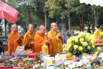 Cầu siêu anh linh liệt sĩ ở nghĩa trang Đức Cơ