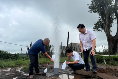 Liên đoàn Quy hoạch và Điều tra tài nguyên nước miền Trung cử đoàn công tác đến khảo sát trực tiếp tại giếng khoan tự phun. Ảnh: Lê Nam