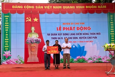 Phó Bí thư Tỉnh ủy Rah Lan Chung trao tặng căn nhà tình nghĩa cho hộ nghèo ở làng Thơ Ga B trị giá 70 triệu đồng. Ảnh: Lê Nam