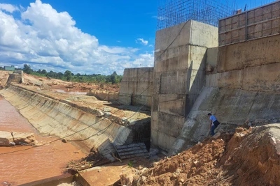 Một đoạn đập tràn công trình Thủy điện Ia Glae 2 trên địa bàn xã Ia Ga, huyện Chư Prông bị nước lũ cuốn trôi