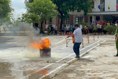 Công an huyện Krông Pa mở lớp hướng dẫn người kỹ năng xử lý tình huống và kỹ năng chữa cháy. Ảnh: Lê Nam