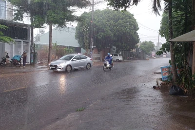 Mưa dông, lốc xoáy gây thiệt hại tại một số địa phương