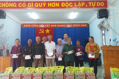 Lãnh đạo Báo Gia Lai thăm, tặng quà chúc Tết xã A Dơk