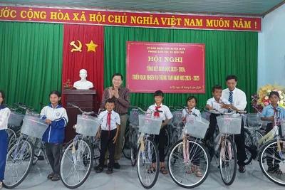 Tặng xe đạp và vở cho học sinh nghèo huyện Phú Thiện và Ia Pa