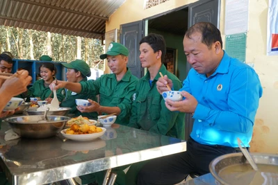 Phó Chủ tịch Công đoàn Cao su Việt Nam Nguyễn Ngọc Mùi thăm, ăn cơm giữa ca với công nhân cao su