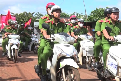 Các đại biểu tham gia diễu hành hưởng ứng Tháng hành động phòng-chống ma túy năm 2024