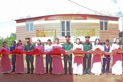 Khánh thành, bàn giao Nhà văn hóa cộng đồng làng Tung Chrúc