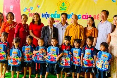 Đồng hành với học sinh nghèo mùa tựu trường