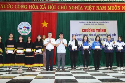 Gia Lai: Hơn 500 học sinh tham gia tư vấn tuyển sinh, đăng ký vào Học viện Hải quân