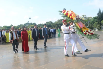 Đoàn đại biểu dự Đại hội đại biểu MTTQ Việt Nam tỉnh Gia Lai dâng hoa, báo công với Bác 