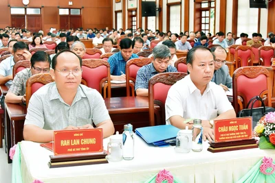 Cán bộ chủ chốt nghe thông báo kết quả Hội nghị Trung ương tám và học tập, quán triệt văn bản của Đảng 