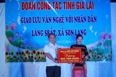 Giao lưu văn nghệ và tặng quà người dân xã Sơn Lang 