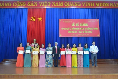 Gia Lai: 56 học viên nhận bằng tốt nghiệp cao cấp lý luận chính trị 