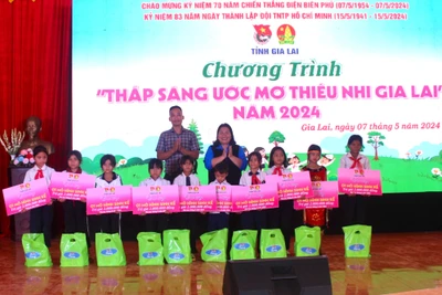 Chương trình “Thắp sáng ước mơ thiếu nhi Gia Lai” tại xã Ia Lang