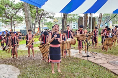 Pleiku: Hơn 200 thanh thiếu nhi tham gia liên hoan cồng chiêng và hát dân ca