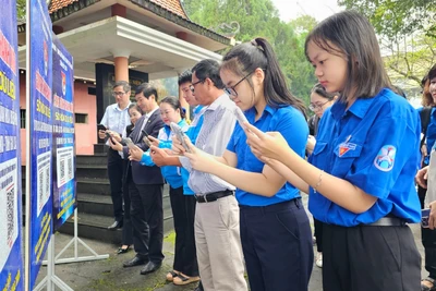 Pleiku: Bàn giao công trình thanh niên số hóa dữ liệu các di tích lịch sử-văn hóa