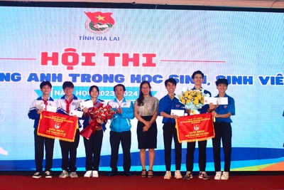 Đội thi huyện Đức Cơ và thị xã Ayun Pa đạt giải nhất Hội thi Olympic Tiếng Anh trong học sinh-sinh viên