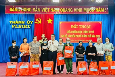 Thường trực Thành ủy Pleiku đối thoại với cán bộ, hội viên phụ nữ