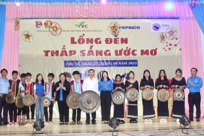 Trung tâm tình nguyện Quốc gia tổ chức chương trình “Lồng đèn thắp sáng ước mơ” tại huyện Chư Sê