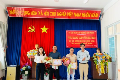 Chư Prông: Tặng giấy khen cho 2 thanh niên dũng cảm cứu người đuối nước