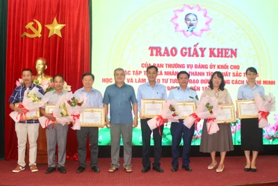 Gia Lai: Tặng giấy khen 41 tập thể, cá nhân có thành tích xuất sắc trong học tập và làm theo Bác 