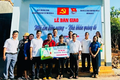 Bàn giao “Mái ấm biên cương-Nhà khăn quàng đỏ” cho thiếu nhi ở huyện Đức Cơ