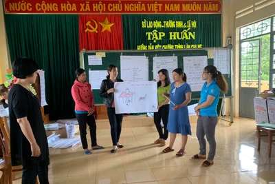 Lớp tập huấn chăm sóc trẻ em cho bố mẹ thuộc Dự án phát triển trẻ thơ toàn diện. Ảnh: H.D