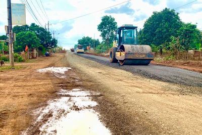 Ủy ban nhân dân tỉnh yêu cầu thực hiện tăng ca để đảm bảo tiến độ thi công các dự án. Ảnh Hà Duy