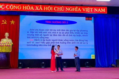 Đội huyện Chư Sê đã đem lại sự thú vị cho người xem bằng việc ngay tức thời dựng đoạn kịch ngắn trên sân khấu để trả lời tình huống. Ảnh Hà Duy