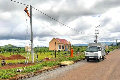 Kéo điện về khu tái định cư làng Dơ Nâu (xã Kon Thụp, huyện Mang Yang). Ảnh H.D