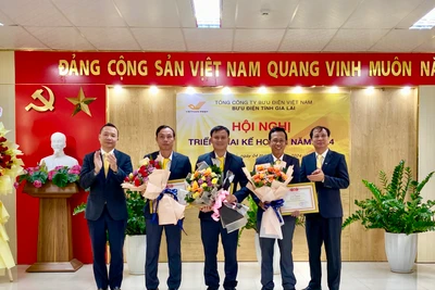 Hội đồng thành viên Tổng Công ty Bưu điện Việt Nam đã tặng giấy khen cho 3 tập thể có thành tích xuất sắc trong hoạt động sản xuất kinh doanh năm 2023. Ảnh Hà Duy