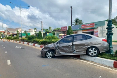 Pleiku: Va chạm với xe ô tô tải, xe ô tô con bị hư hỏng