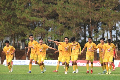 Hạ gục U19 Khánh Hòa, U19 HAGL giành ngôi đầu bảng