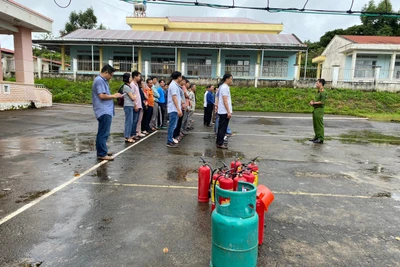 Huấn luyện nghiệp vụ phòng cháy chữa cháy cho 3 trường THPT tại Chư Păh