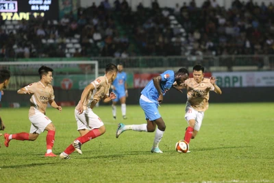 Hoàng Anh Gia Lai “phơi áo” trên sân Pleiku