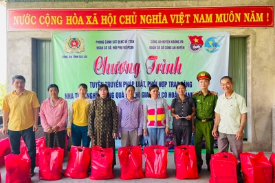 Ban tổ chức tặng quà cho các hộ gia đình có hoàn cảnh khó khăn trên địa bàn thị trấn Phú Túc. Ảnh: Vũ Chi