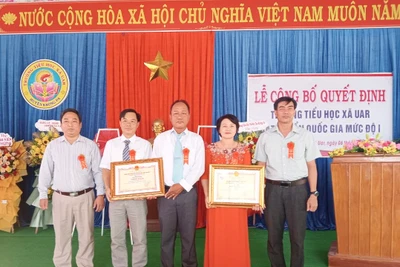 Trường Tiểu học xã Uar đón bằng công nhận Trường đạt chuẩn quốc gia mức độ 1 và chứng nhận Trường đạt kiểm định chất lượng giáo dục cấp độ 2. Ảnh: Nguyễn Chi