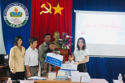 Đại diện Công ty, Ban Giám hiệu nhà trường trao tặng học bổng cho 2 em học sinh mồ côi của xã Ia Broăi. Ảnh: Vũ Chi