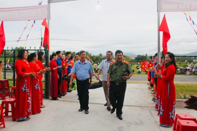 Thiếu tướng Rah Lan Lâm (đi trước, bên phải) về dự và chung vui Ngày hội Đại đoàn kết toàn dân tộc với người dân tổ dân phố 4, phường Hòa Bình, thị xã Ayun Pa. Ảnh: Vũ Chi